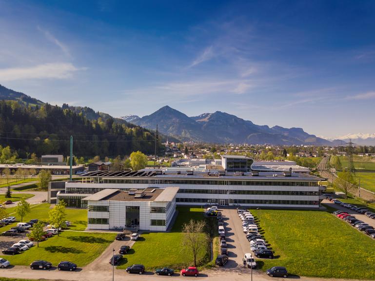 Russmedia Standort Schwarzach mit Vorarlberger Bergkulisse